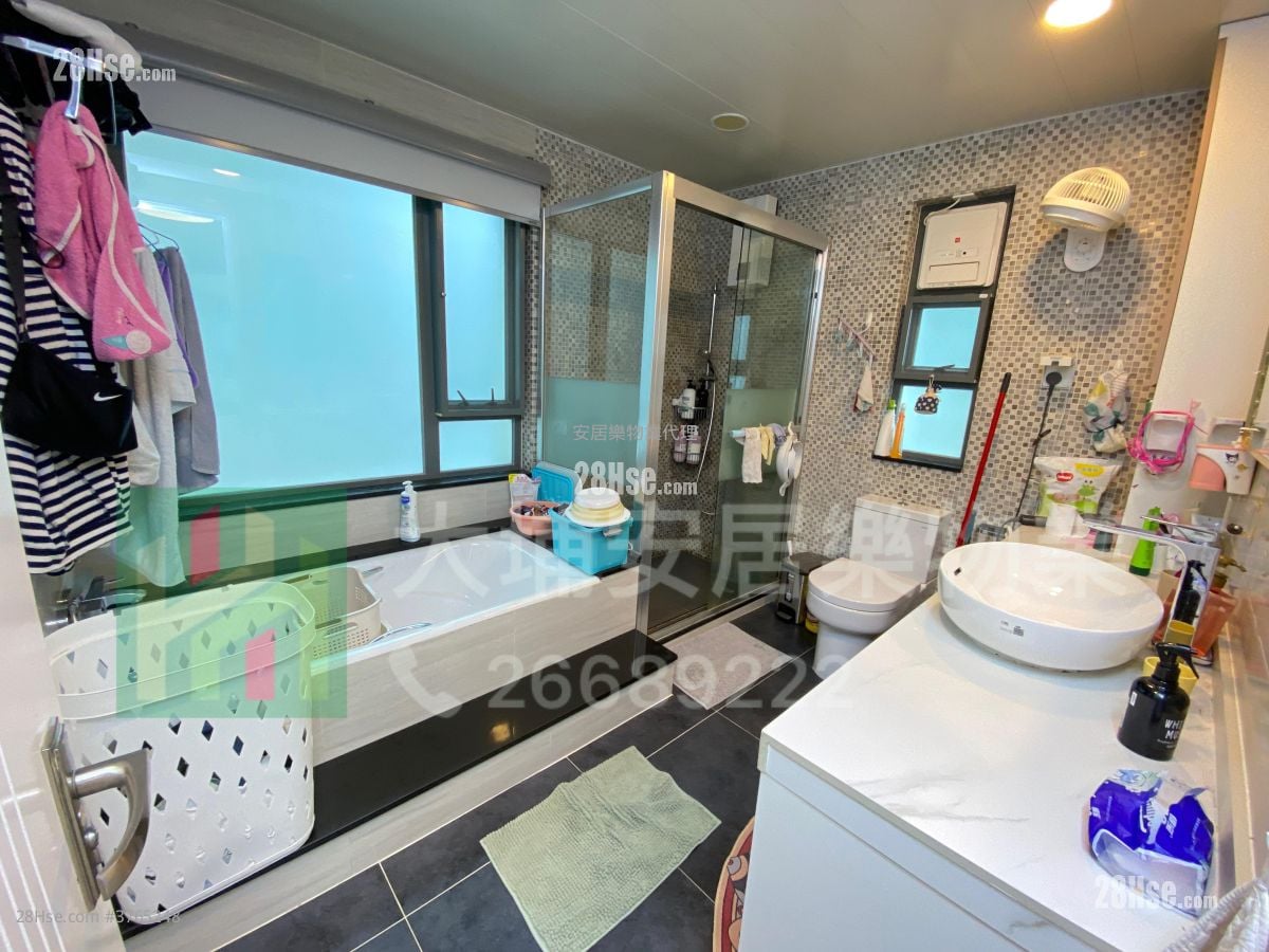 村屋 售盘 5+ 房 , 3 浴室 2,100 平方尺