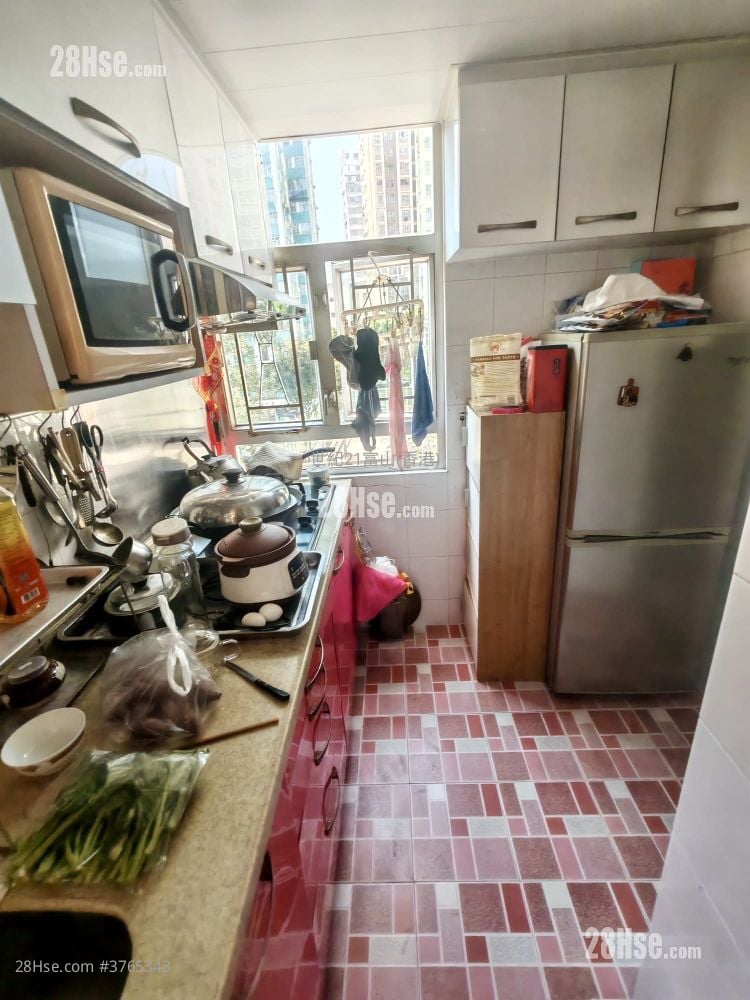 Fung Chuen Court Sell 3 Bedrooms , 1 Bathroom 598 ft²