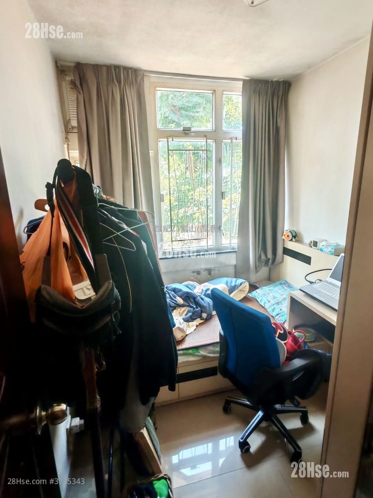 Fung Chuen Court Sell 3 Bedrooms , 1 Bathroom 598 ft²