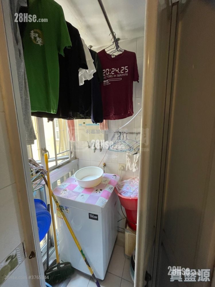 Mei Foo Sun Chuen Sell 3 Bedrooms , 2 Bathrooms 657 ft²