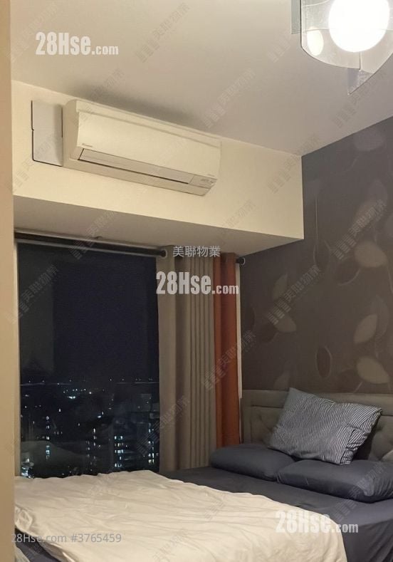 Uptown Sell 3 Bedrooms , 2 Bathrooms 760 ft²