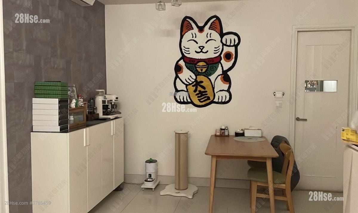 Uptown Sell 3 Bedrooms , 2 Bathrooms 760 ft²