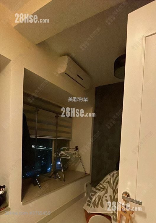 Uptown Sell 3 Bedrooms , 2 Bathrooms 760 ft²