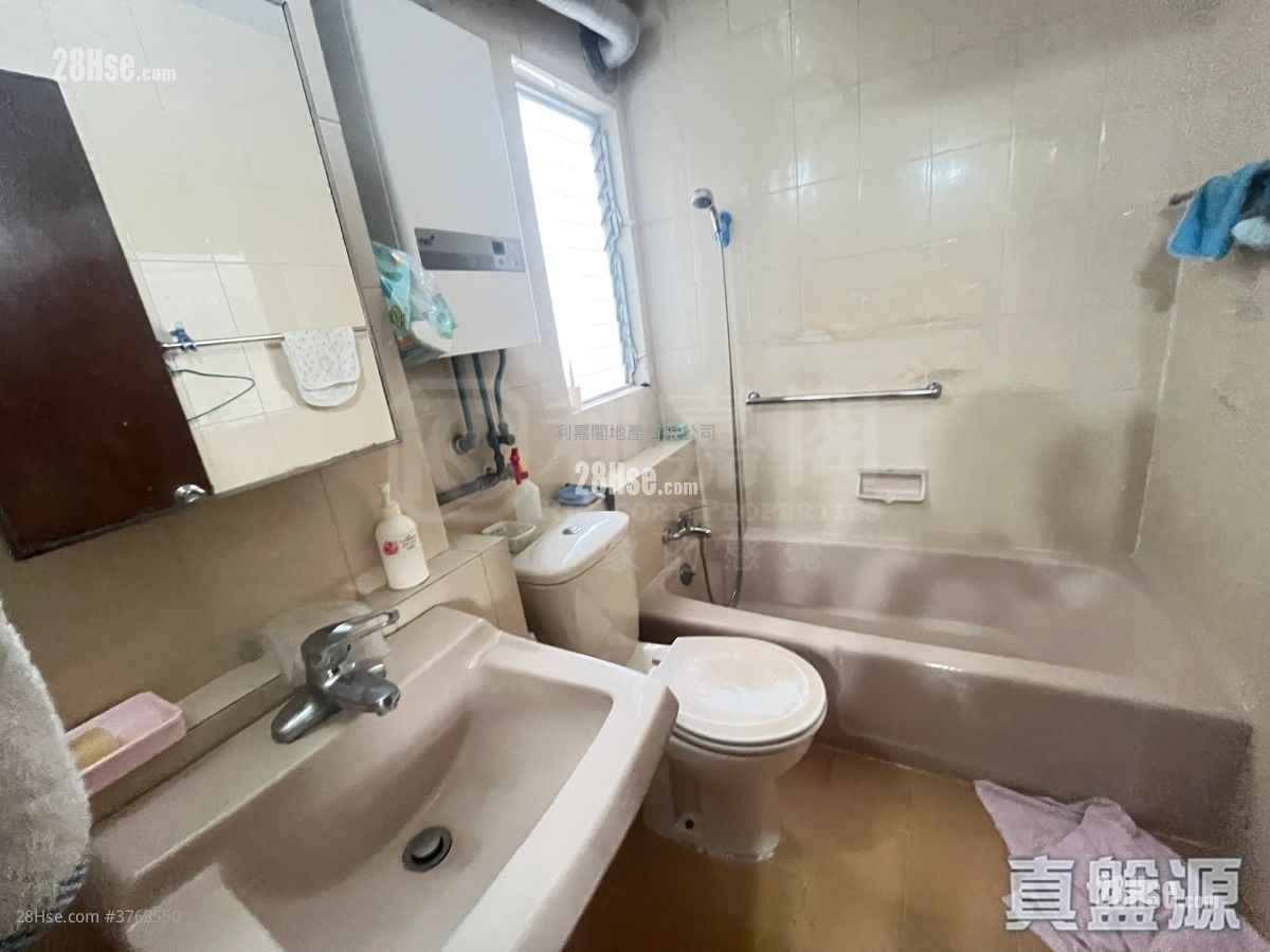 Mei Foo Sun Chuen Sell 3 Bedrooms , 1 Bathroom 703 ft²