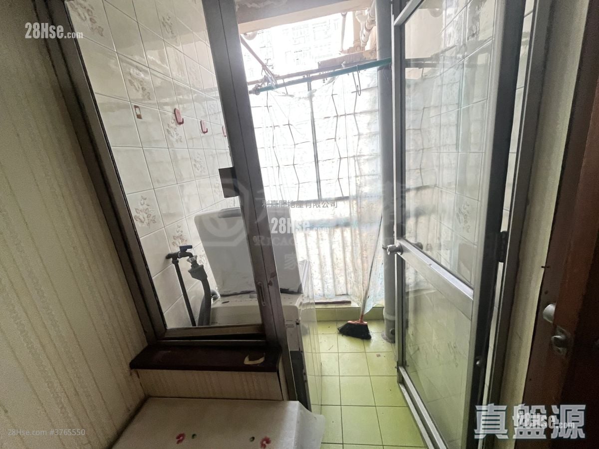 Mei Foo Sun Chuen Sell 3 Bedrooms , 1 Bathroom 703 ft²