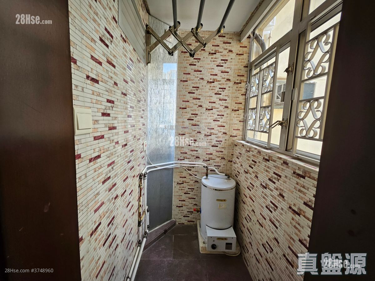 Mei Foo Sun Chuen Sell 4 Bedrooms , 2 Bathrooms 1,121 ft²