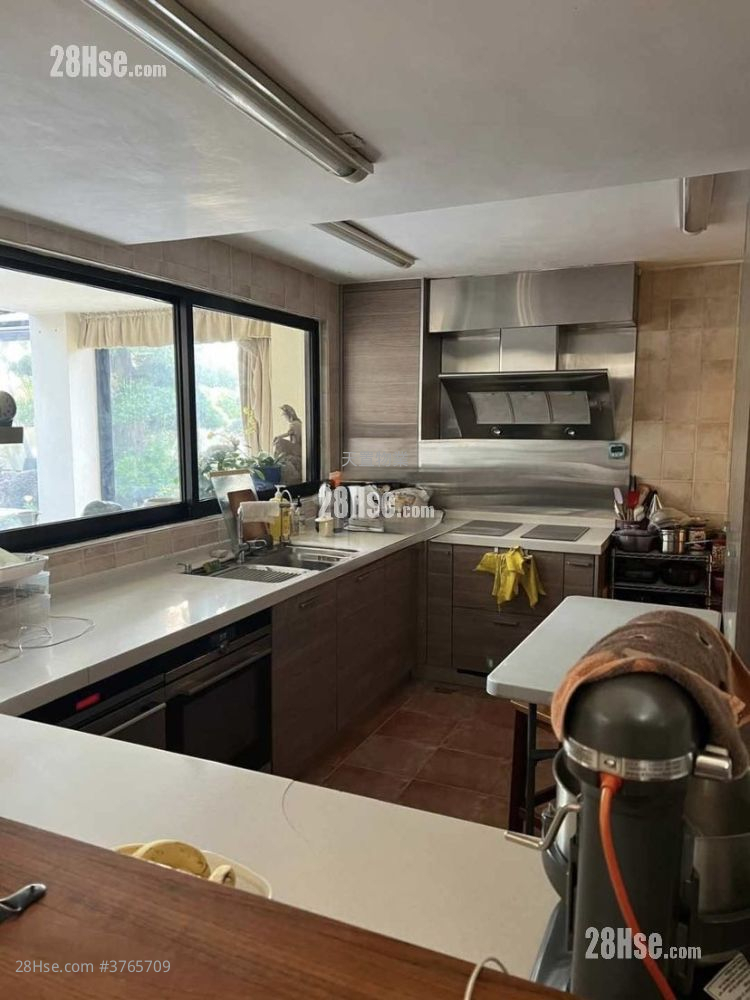 Pine Hill Villas Sell 5+ Bedrooms , 3 Bathrooms 2,300 ft²