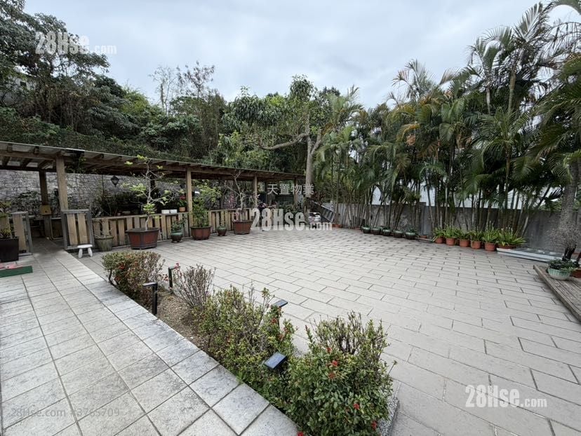 Pine Hill Villas Sell 5+ Bedrooms , 3 Bathrooms 2,300 ft²