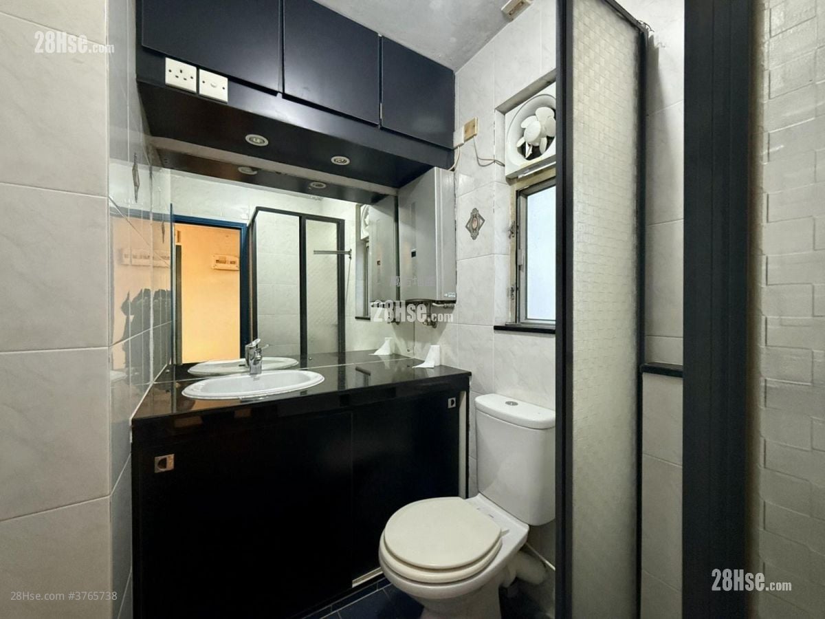 Kam Fung Court Sell 2 Bedrooms , 1 Bathroom 536 ft²