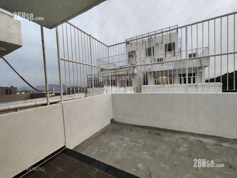 天台: 荃威花园 售盘 2 房 , 1 浴室 395 平方尺