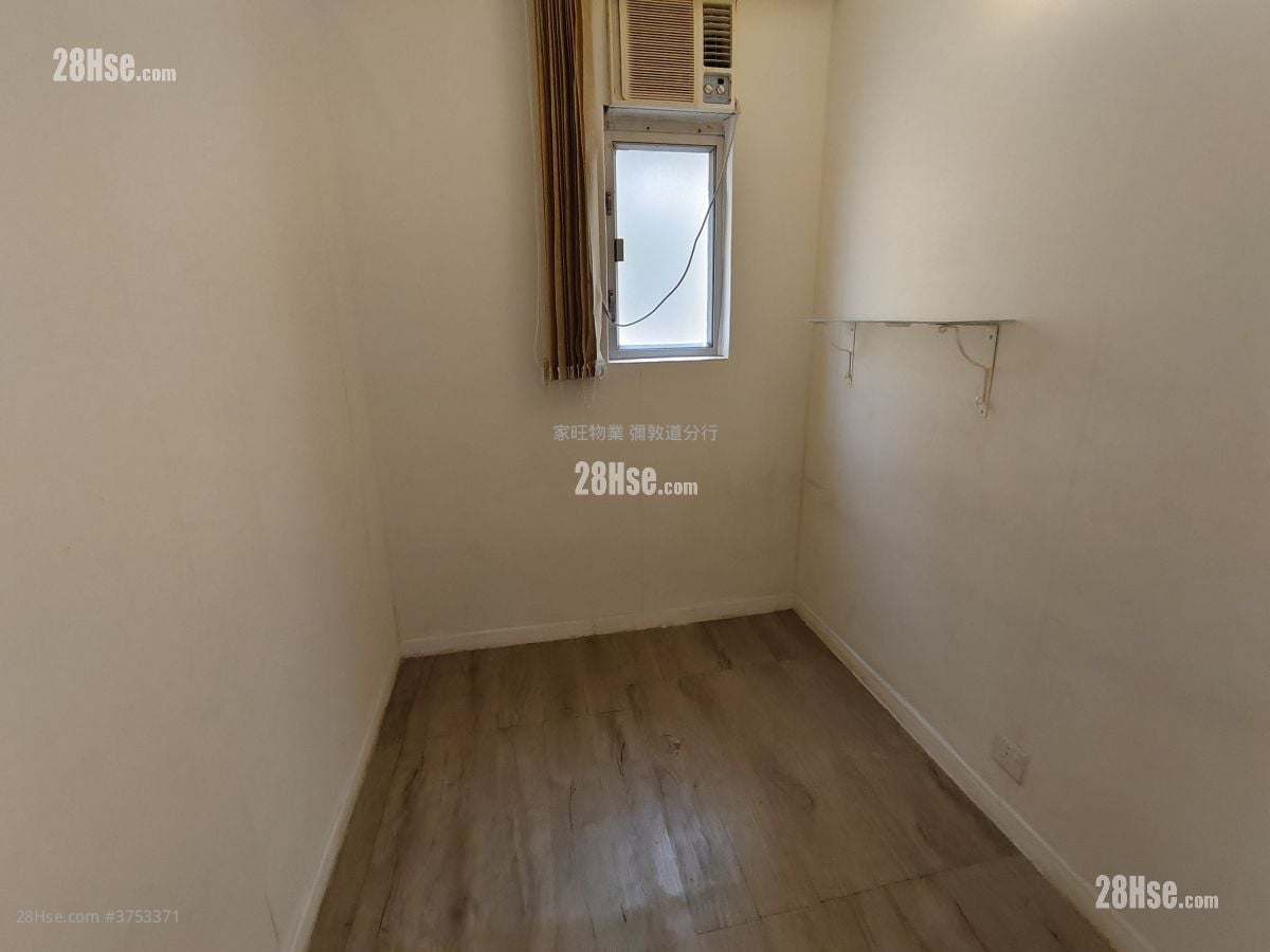 Golden Plaza Sell 4 Bedrooms , 1 Bathroom 305 ft²