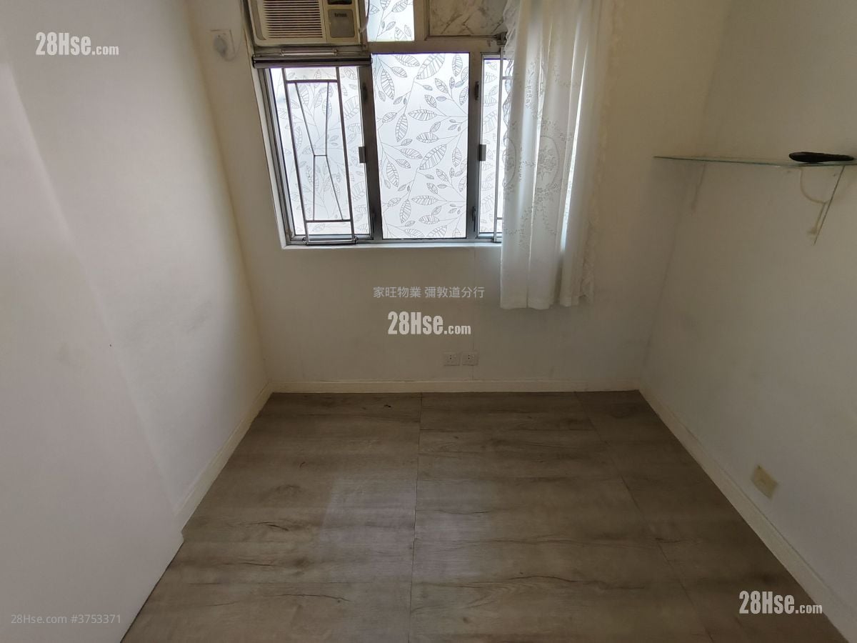 Golden Plaza Sell 4 Bedrooms , 1 Bathroom 305 ft²