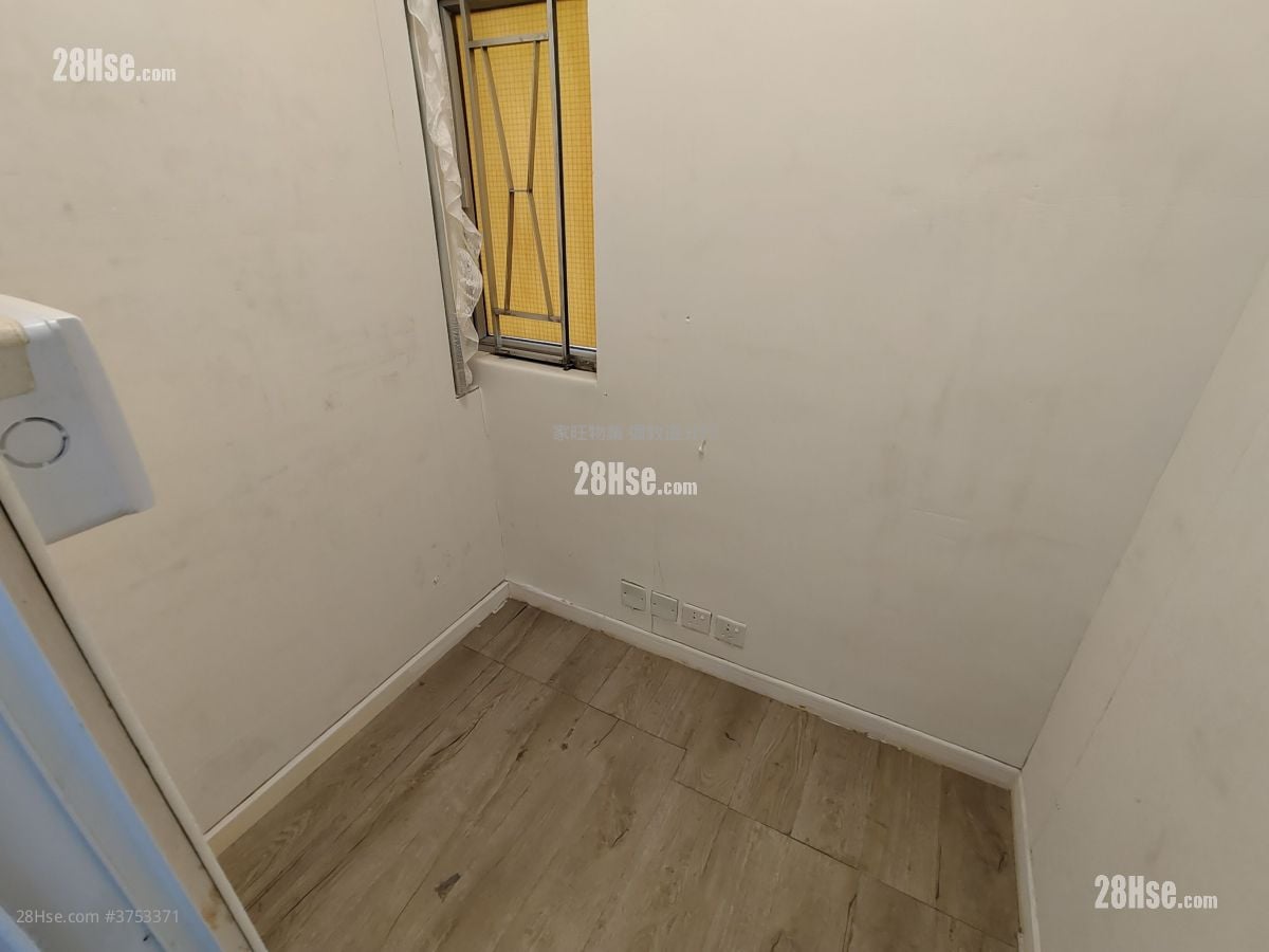 Golden Plaza Sell 4 Bedrooms , 1 Bathroom 305 ft²