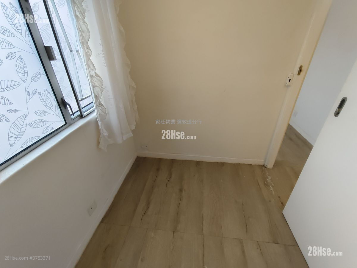 Golden Plaza Sell 4 Bedrooms , 1 Bathroom 305 ft²