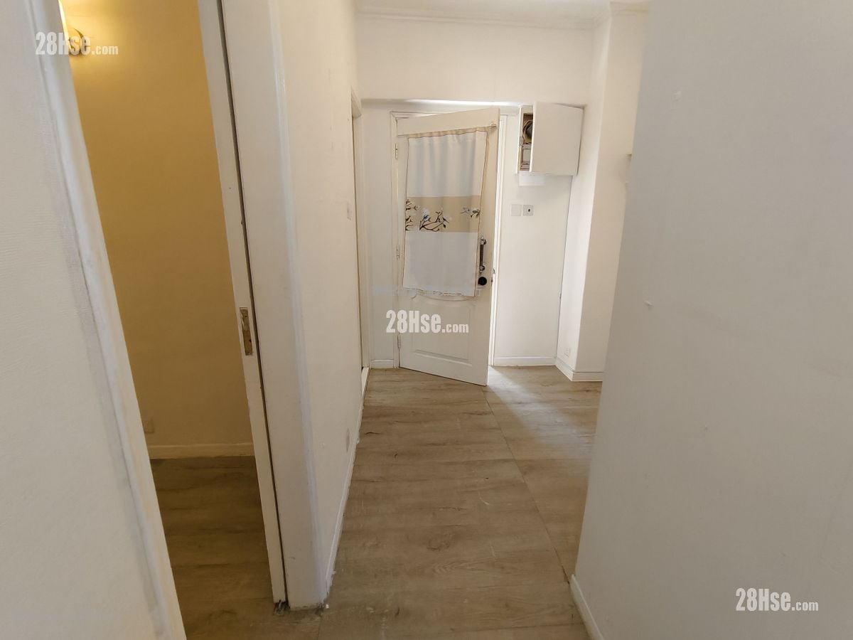 Golden Plaza Sell 4 Bedrooms , 1 Bathroom 305 ft²