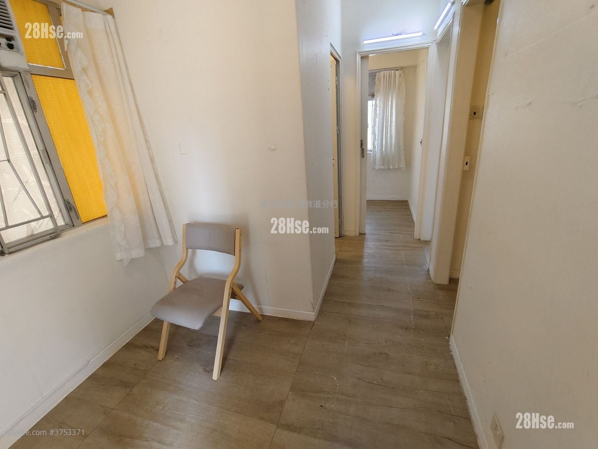 Golden Plaza Sell 4 Bedrooms , 1 Bathroom 305 ft²