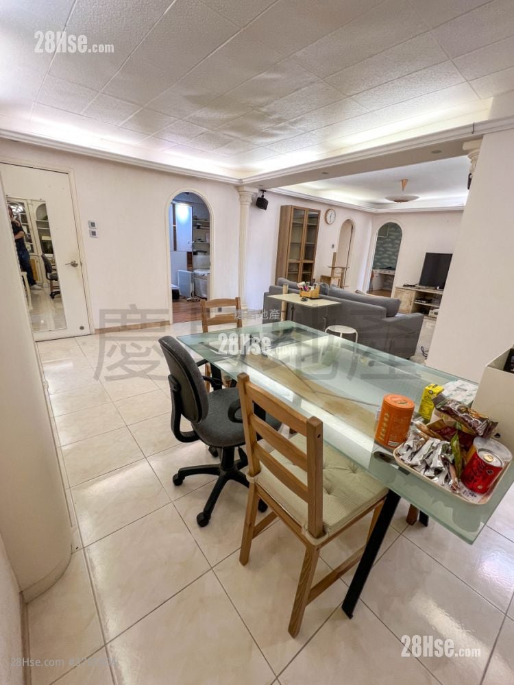 Bedford Gardens Rental 4 Bedrooms , 2 Bathrooms 1,160 ft²