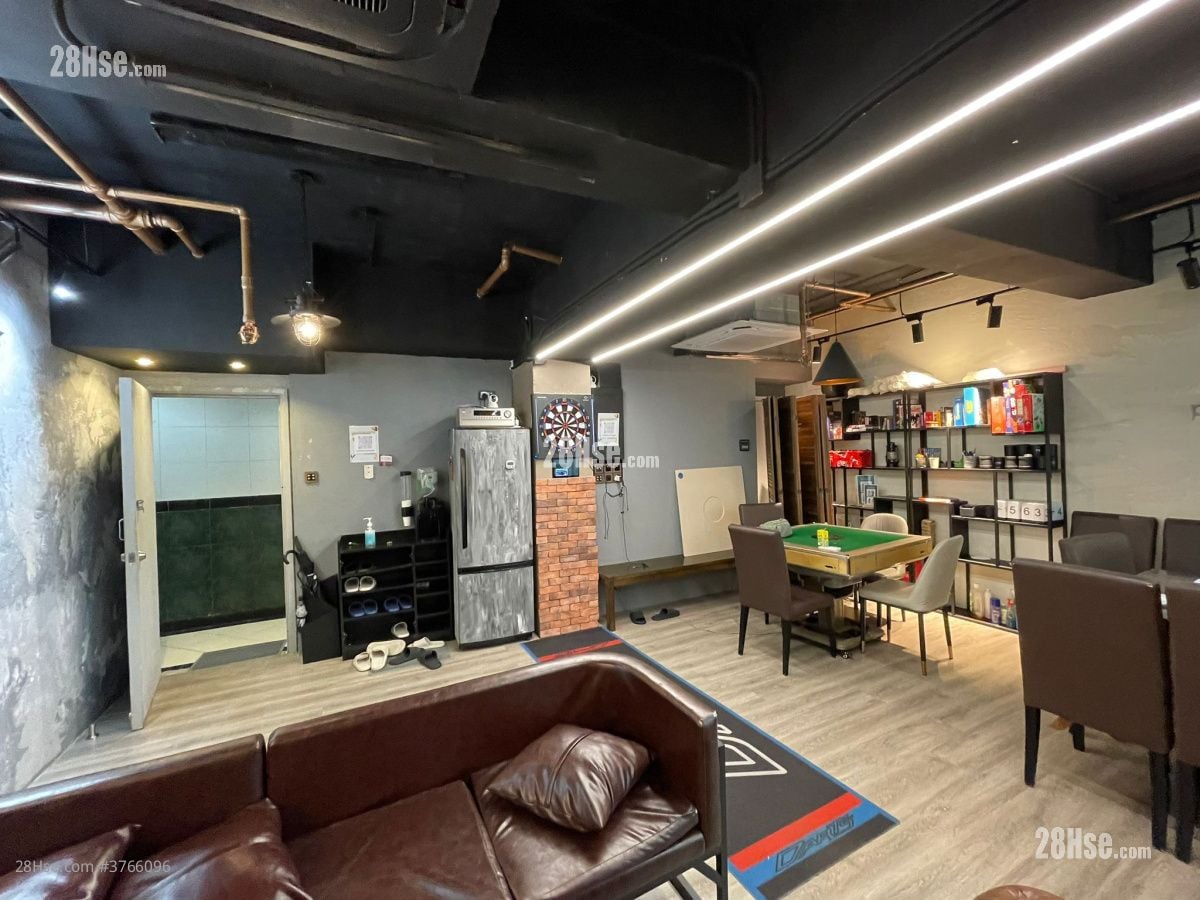 Dundas Square Sell 484 ft²