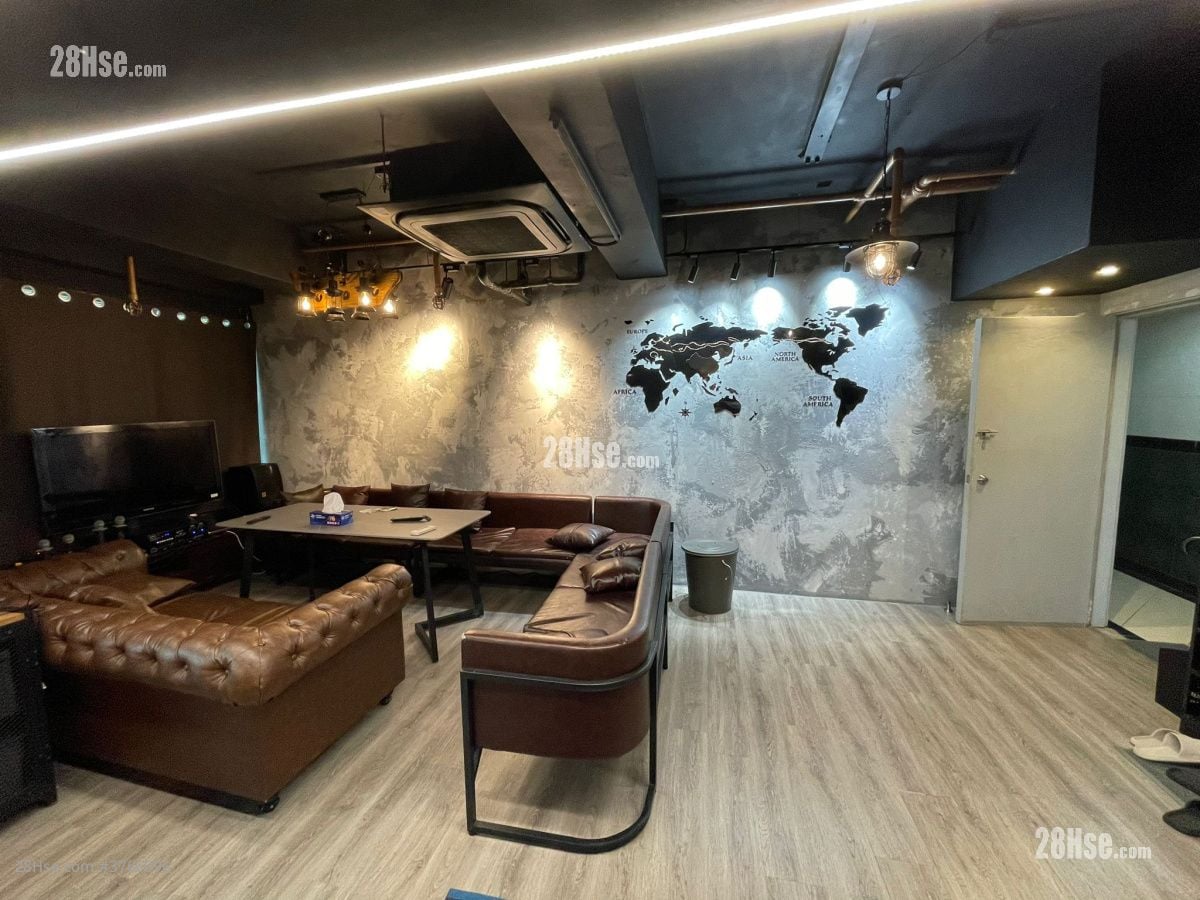 Dundas Square Sell 484 ft²