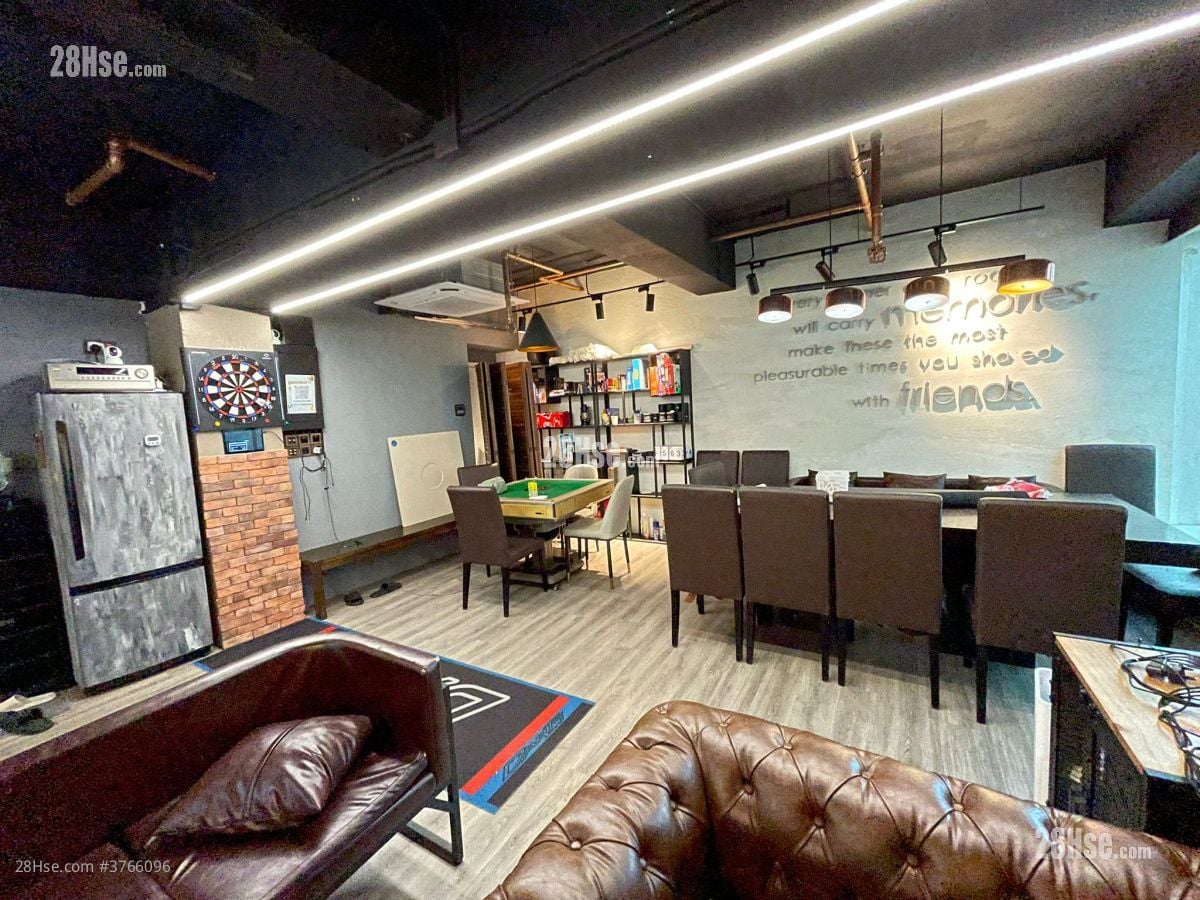 Dundas Square Sell 484 ft²