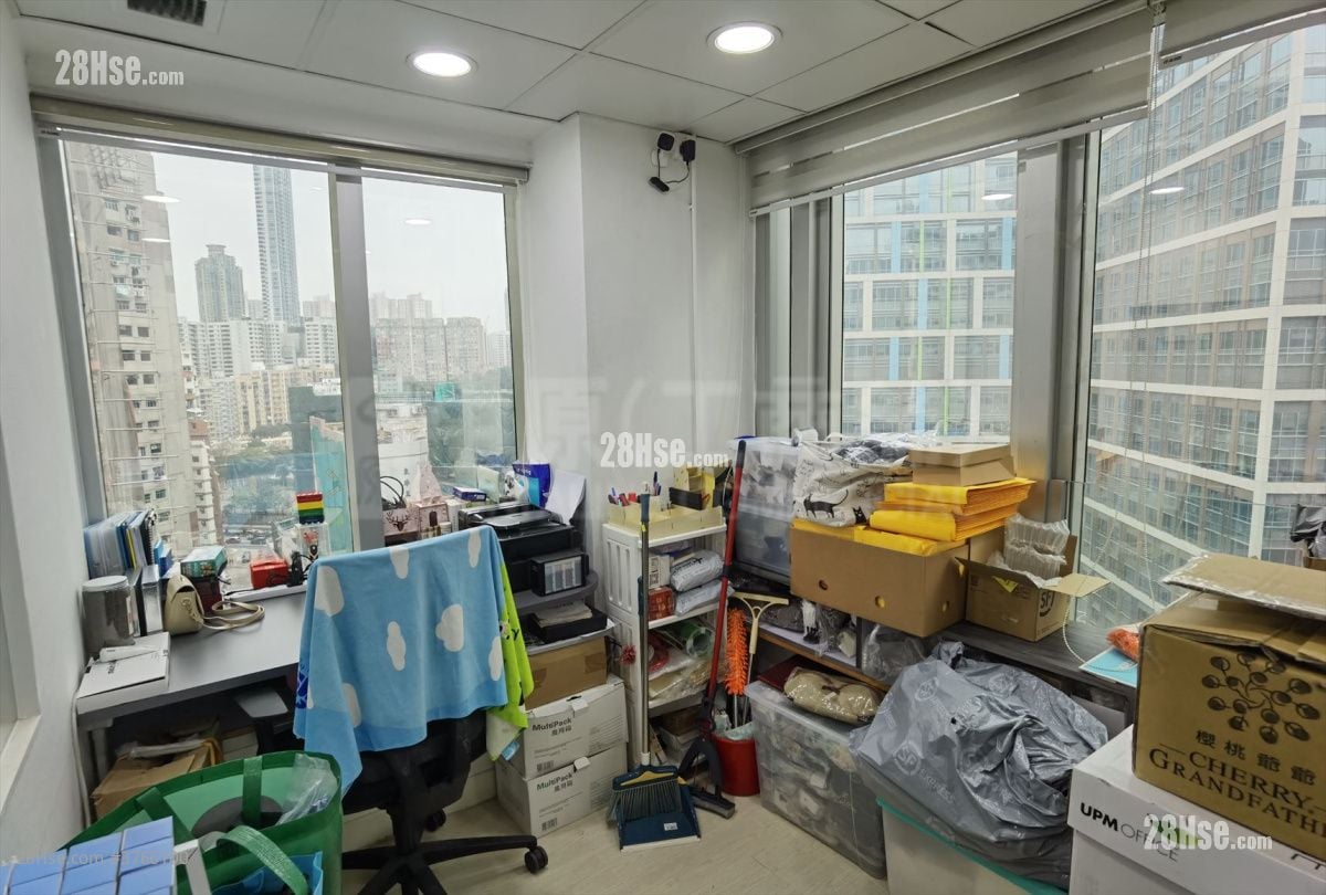 Dundas Square Sell 246 ft²