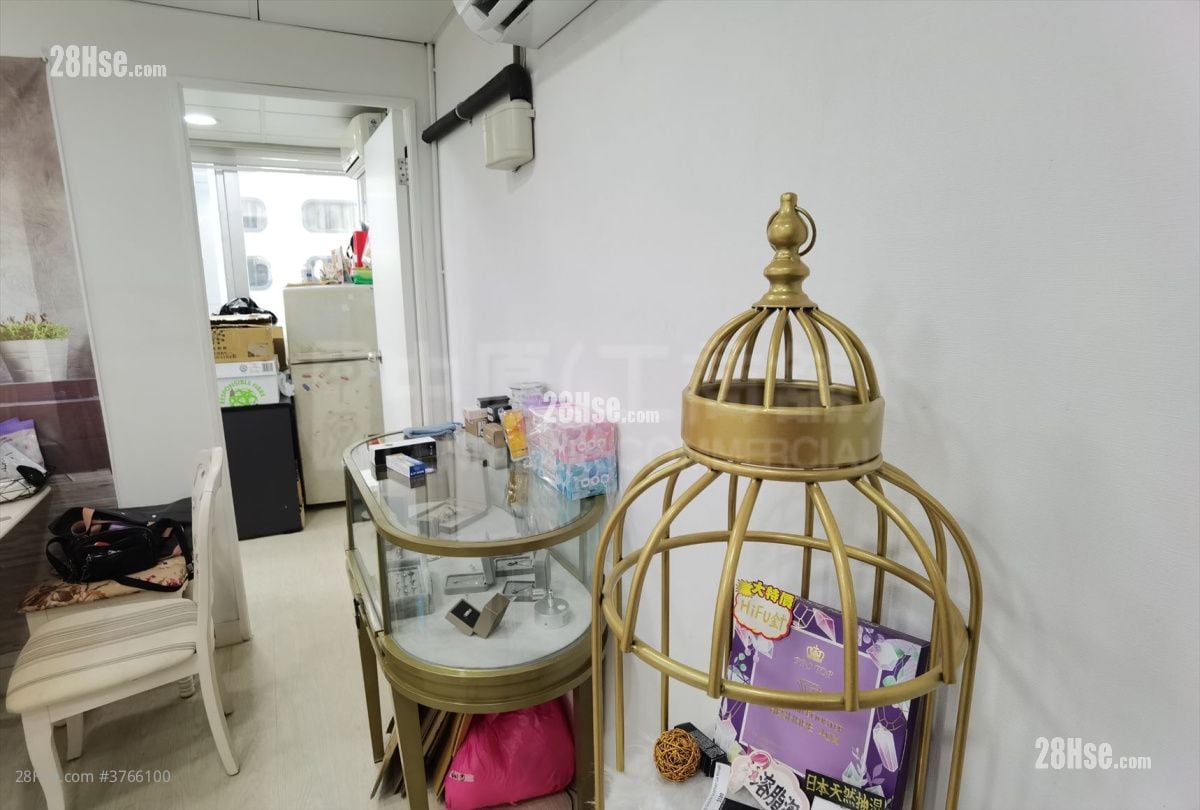 Dundas Square Sell 246 ft²