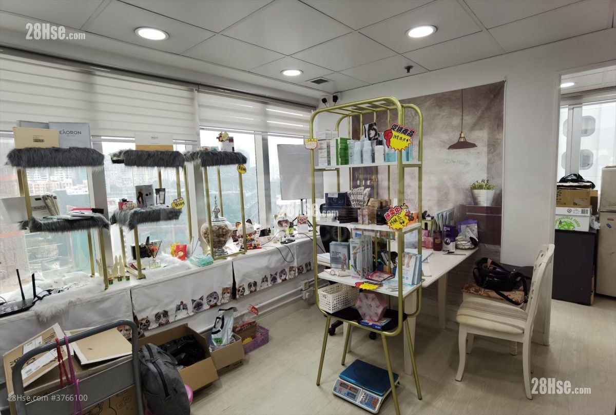 Dundas Square Sell 246 ft²