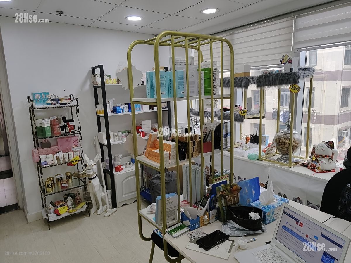 Dundas Square Sell 246 ft²