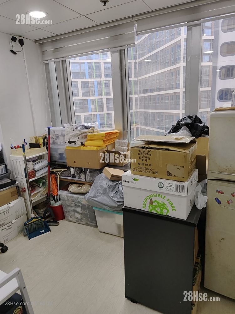 Dundas Square Sell 246 ft²