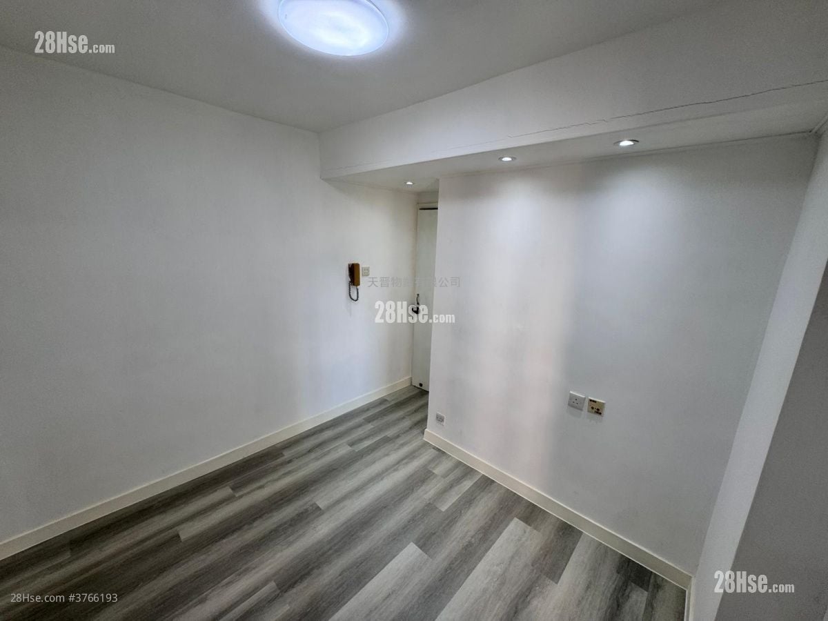 Sun Shing Centre Sell 2 Bedrooms , 1 Bathroom 290 ft²