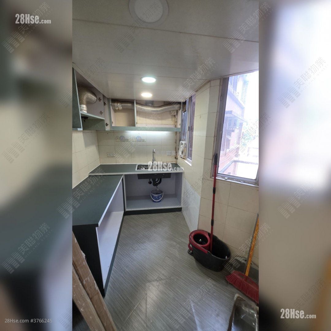 Siu Hong Court Sell 3 Bedrooms 548 ft²