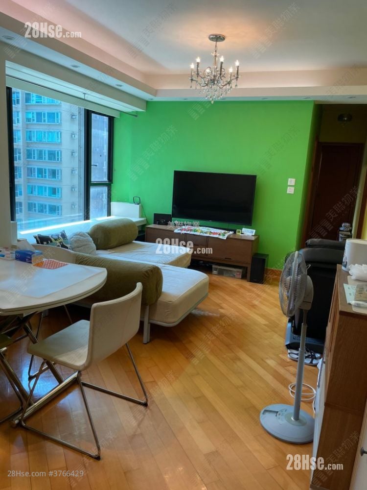 living room: Park Island Sell 3 Bedrooms , 1 Bathroom 628 ft²