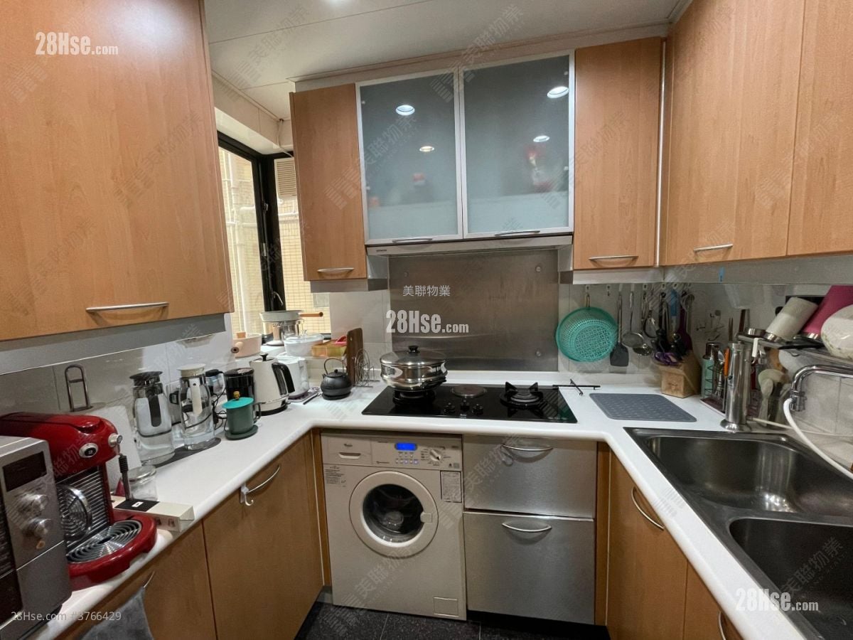 kitchen: Park Island Sell 3 Bedrooms , 1 Bathroom 628 ft²