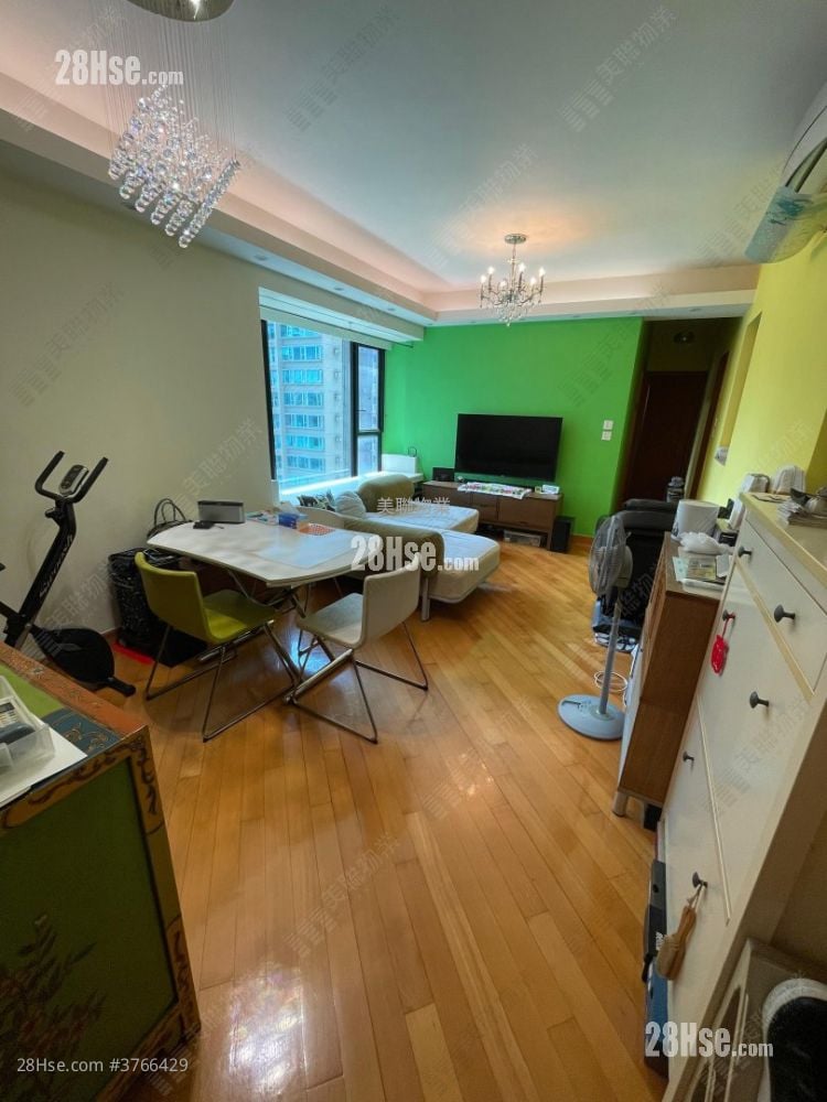 living room: Park Island Sell 3 Bedrooms , 1 Bathroom 628 ft²