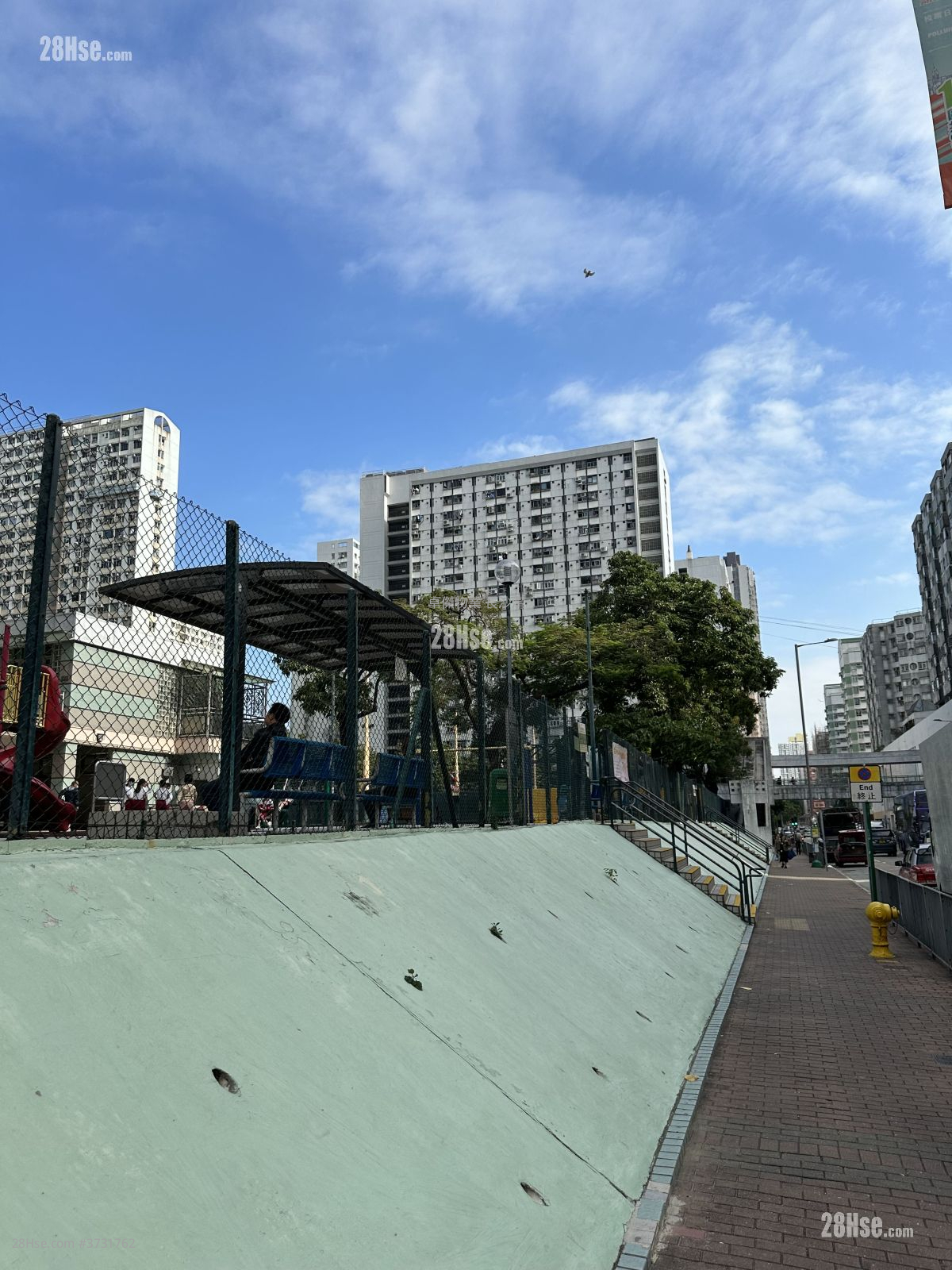 Po On Road Sell 1,900 ft²