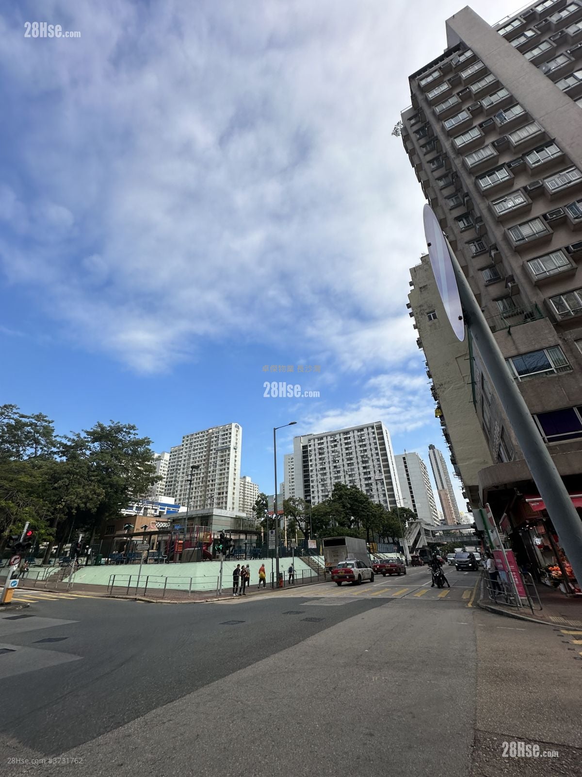 Po On Road Sell 1,900 ft²