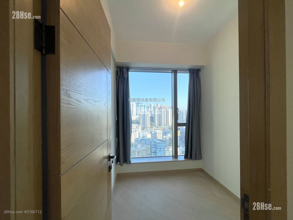 Grand Central Sell 4 Bedrooms , 2 Bathrooms 828 ft²