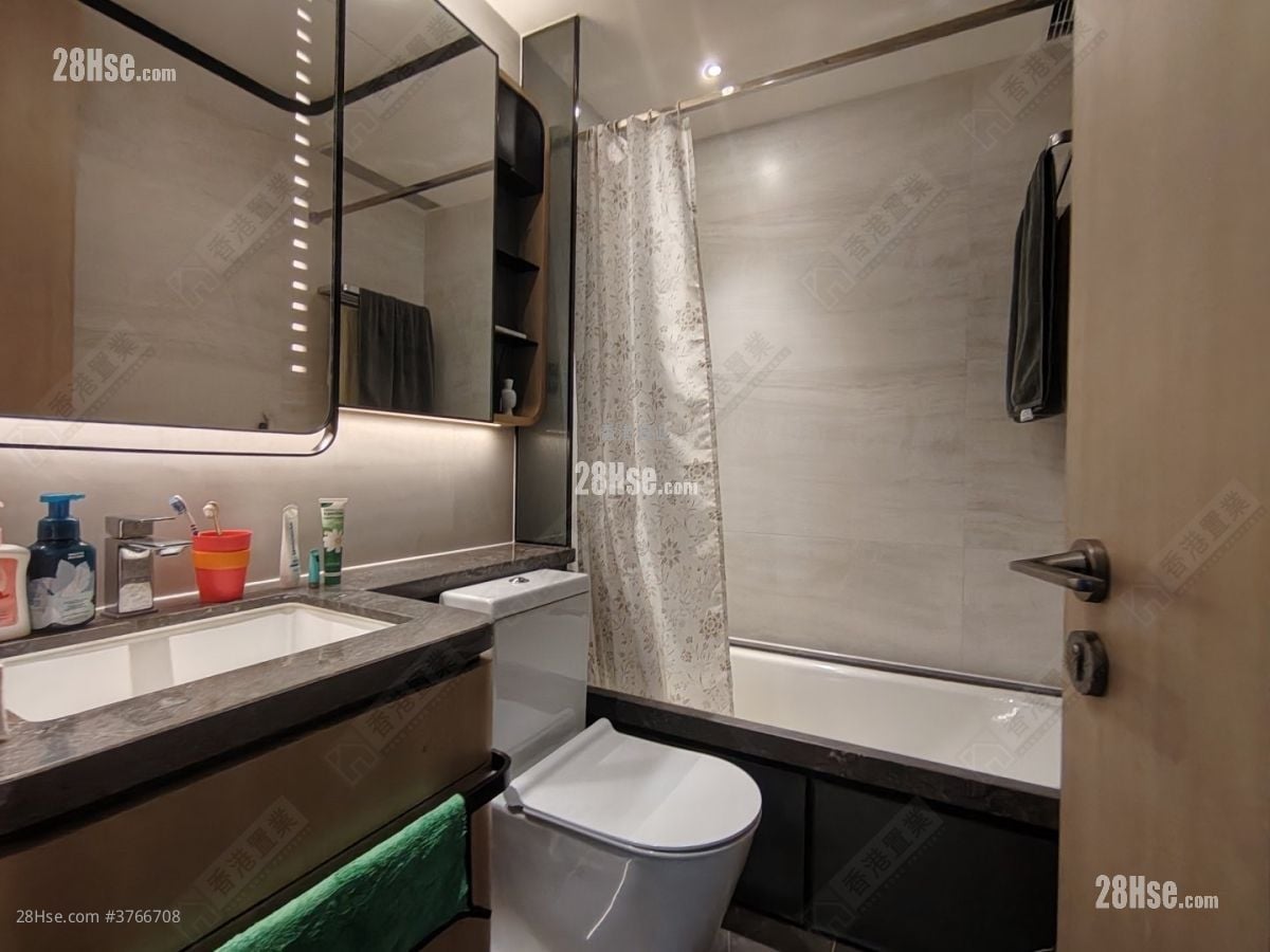 One Victoria Sell 3 Bedrooms 598 ft²