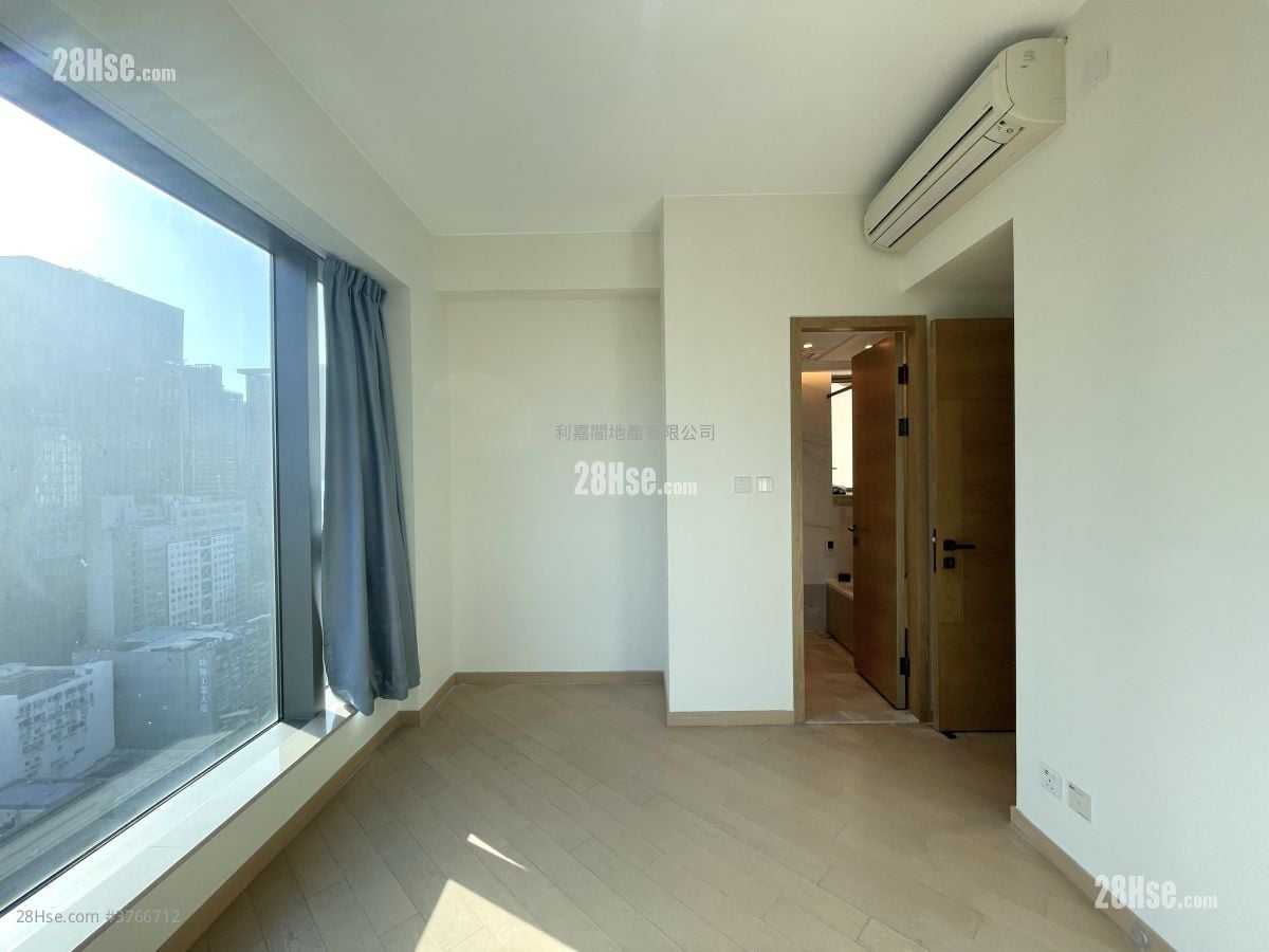 Grand Central Sell 4 Bedrooms , 2 Bathrooms 828 ft²