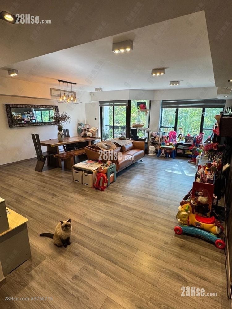 倚龙山庄 售盘 3 房 1,586 平方尺