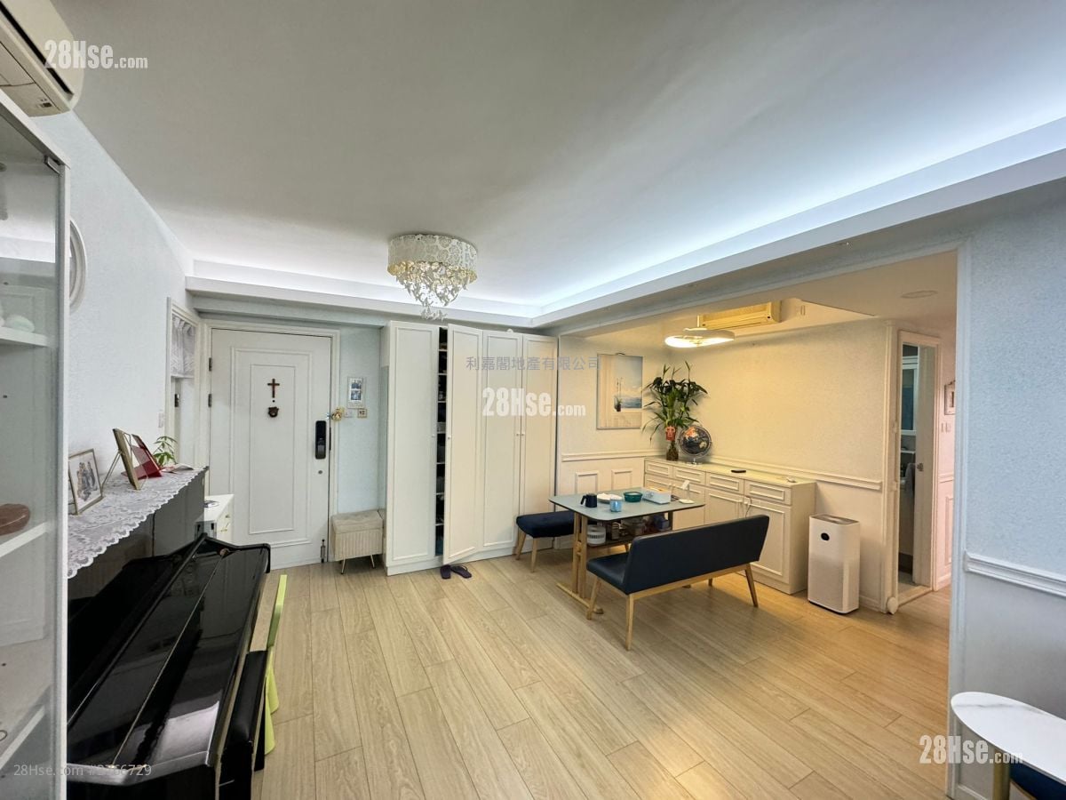 Residence Oasis Sell 4 Bedrooms , 2 Bathrooms 763 ft²