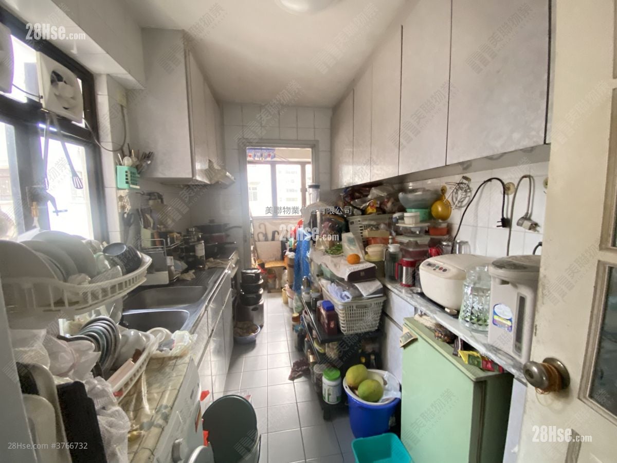 Cheerworld Court Sell 3 Bedrooms , 2 Bathrooms 765 ft²