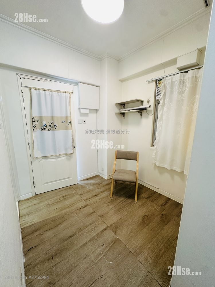 Golden Plaza Sell 4 Bedrooms , 1 Bathroom 305 ft²