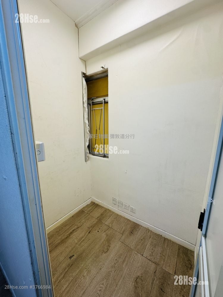 Golden Plaza Sell 4 Bedrooms , 1 Bathroom 305 ft²