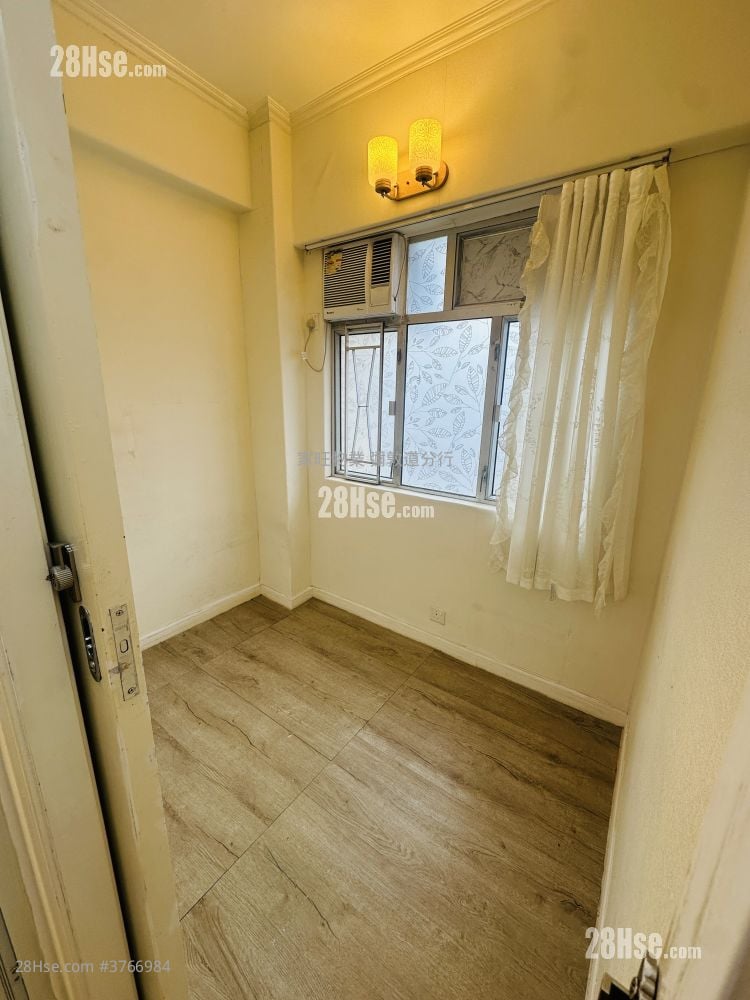 Golden Plaza Sell 4 Bedrooms , 1 Bathroom 305 ft²