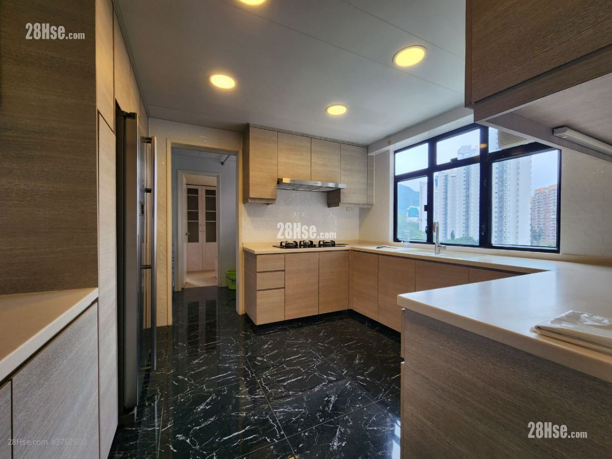厨房: 世界花园 售盘 4 房 , 3 浴室 1,800 平方尺