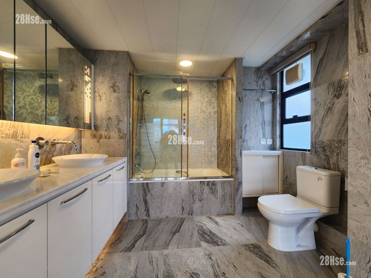 浴室: 世界花园 售盘 4 房 , 3 浴室 1,800 平方尺