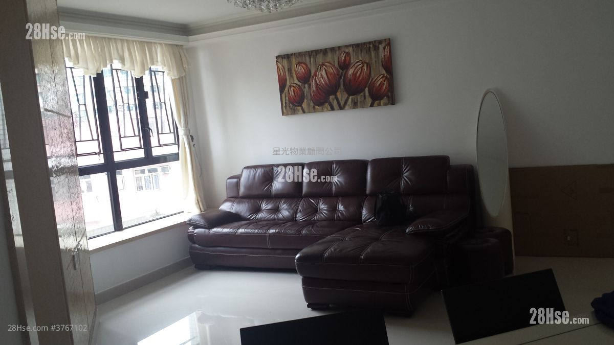 living room: Jubilant Place Sell 4 Bedrooms , 2 Bathrooms 775 ft²