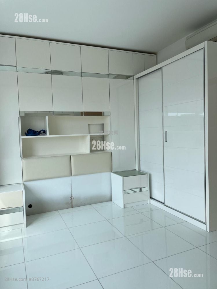 The Beverly Hills Sell 5+ Bedrooms , 2 Bathrooms 1,606 ft²