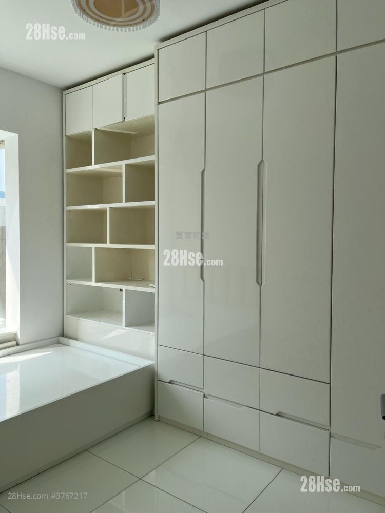 The Beverly Hills Sell 5+ Bedrooms , 2 Bathrooms 1,606 ft²